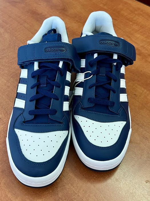 Vand pantofi sport marca ADIDAS