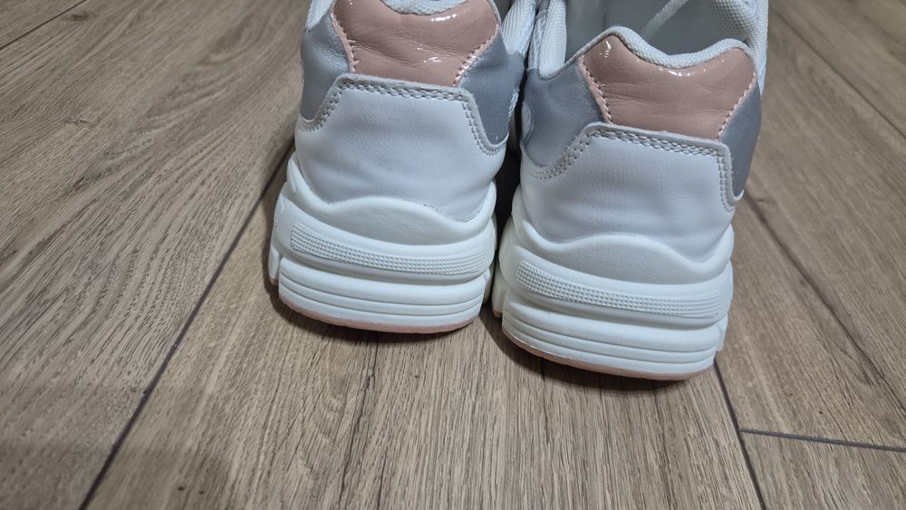 Спортни обувки в бяло и розово