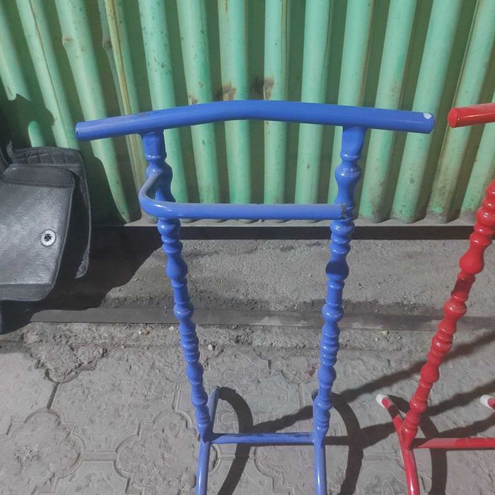 Продам 2 детские напольные вешалки