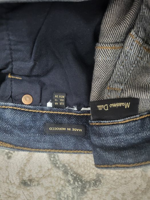 тёмно-синие джинсы