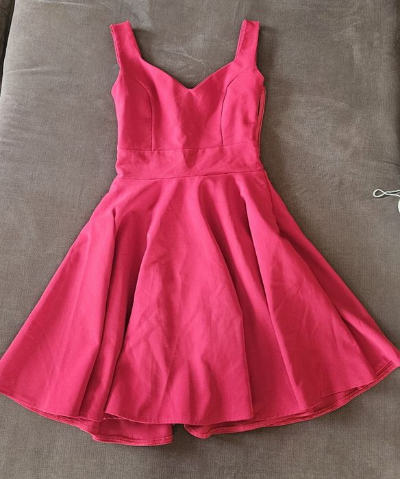 Червена рокля с панделка и изрязан гръб