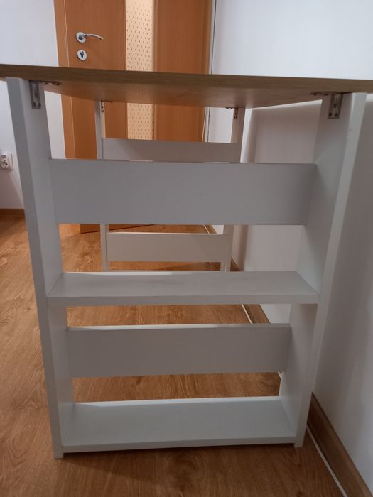 Birou cu spatii de depozitare