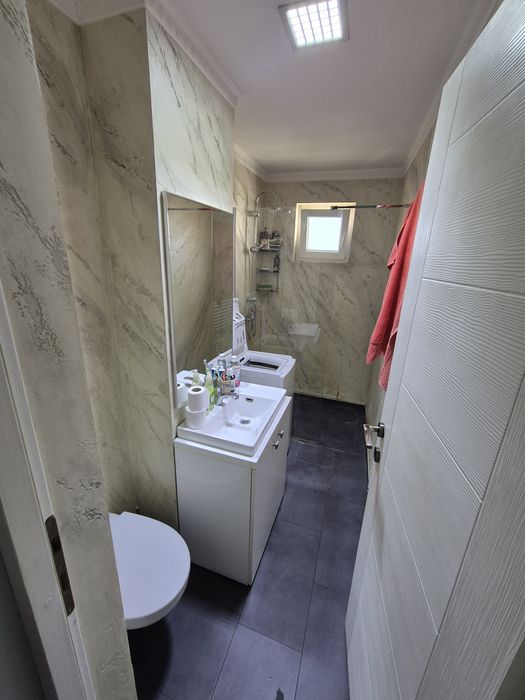 Vand apartament  et 3,zona independentei,scara luminata si curata