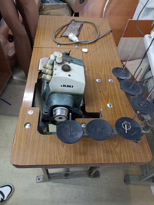 Triploc JUKI + Mașină de cusut YAMATA industriale, cu mese