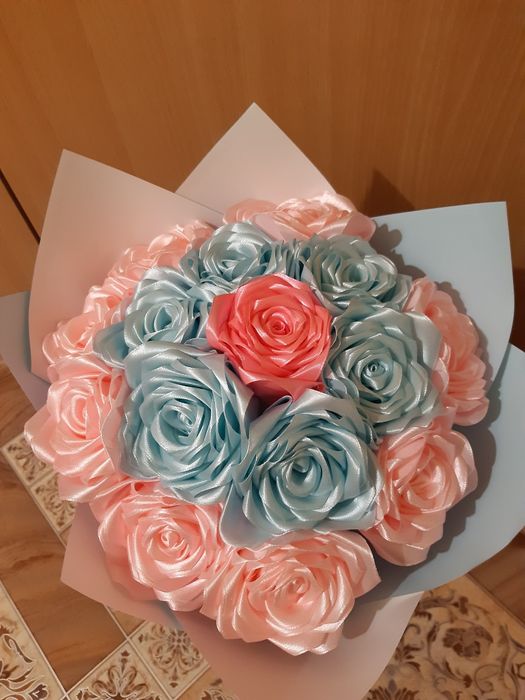 Розы из атласных лент