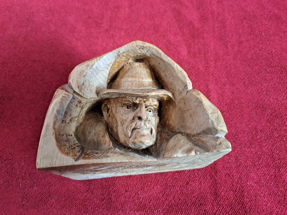 sculptura lemn semnata datata 1925