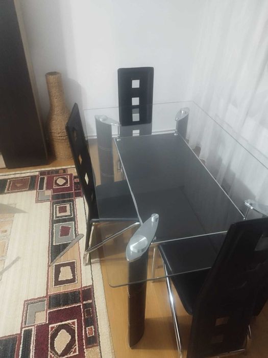 Masa de 6 persoane cu 4 scaune