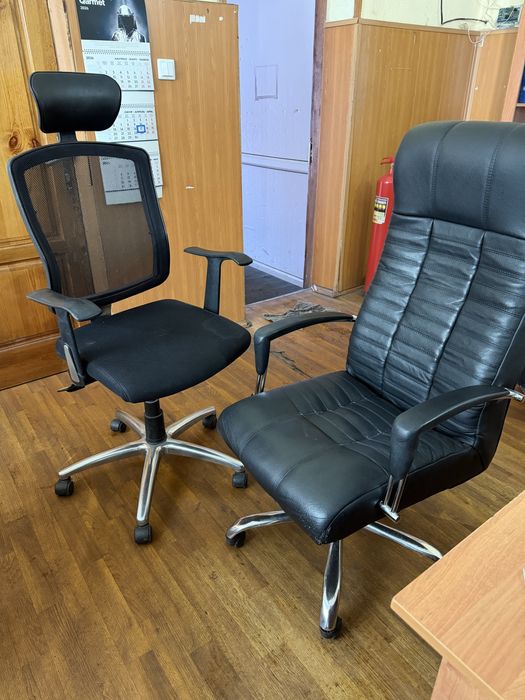 Продам два стула офисных