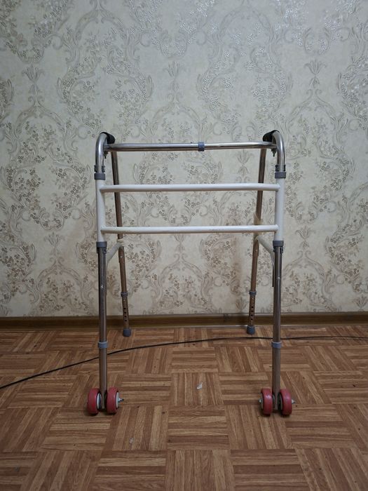 Продается ходунок складной для взрослых
