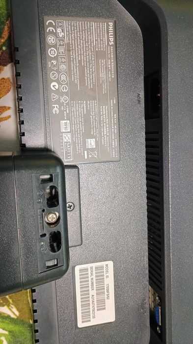 2 броя монитори 17" BENQ FP73G, PHILIPS 170S
S