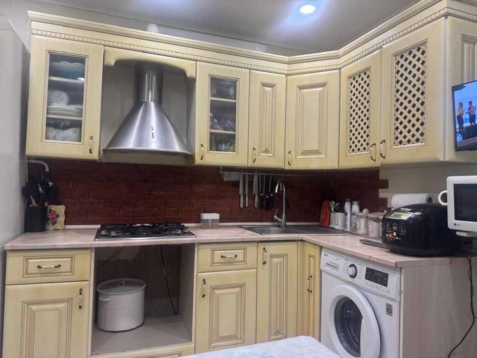 Кухонный гарнетур + варочная плита + вытяжка