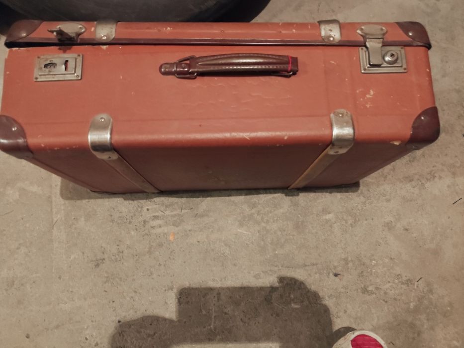 Дипломатически куфарчета и стар куфар