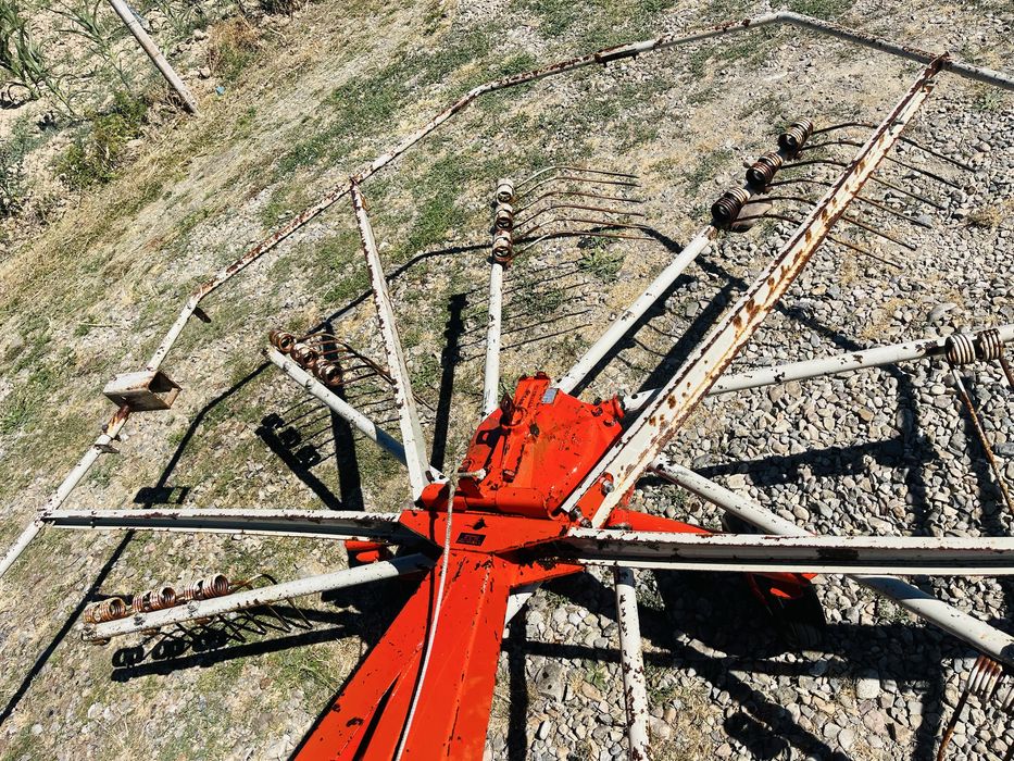 Grebla de adunat fan, iarba,lucerna,tip paianjen Kuhn baie de vaselina