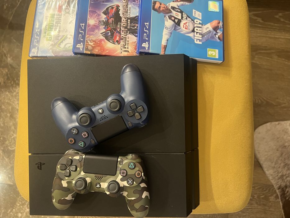 Плейстейшън конзола PS4 500GB с два джойстика и три игри