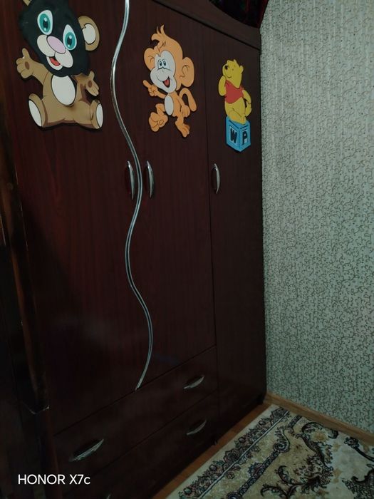 Shkaf uy uchun kiyim ilgich