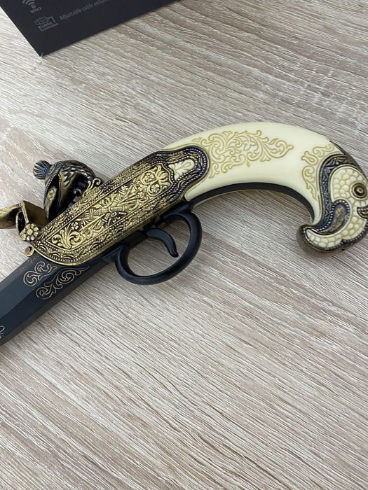 vand pistol decorativ