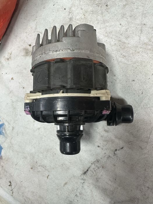 Pompă recirculare apă mercedes.