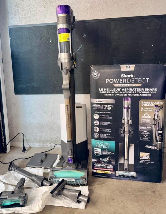 Безжична прахосмукачка Shark PowerDetect Clean & Empty със система за самопочистване .