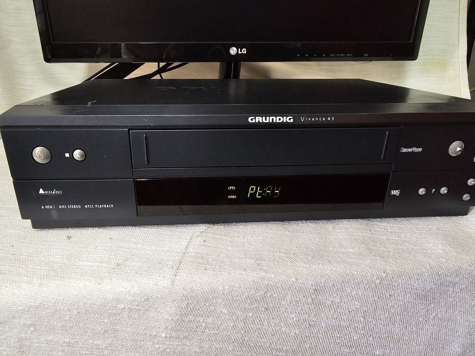 Vând videorecorder Grundig vivance 43