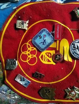 Продавам стари и редки значки.