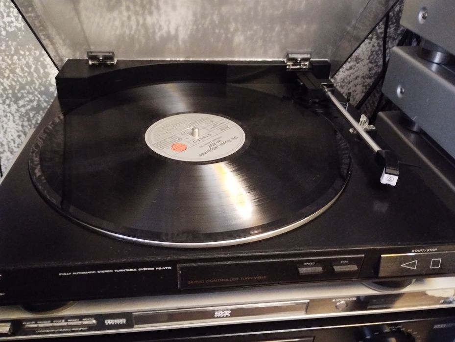 Linie, boxe, magnetofon, pickup SONY