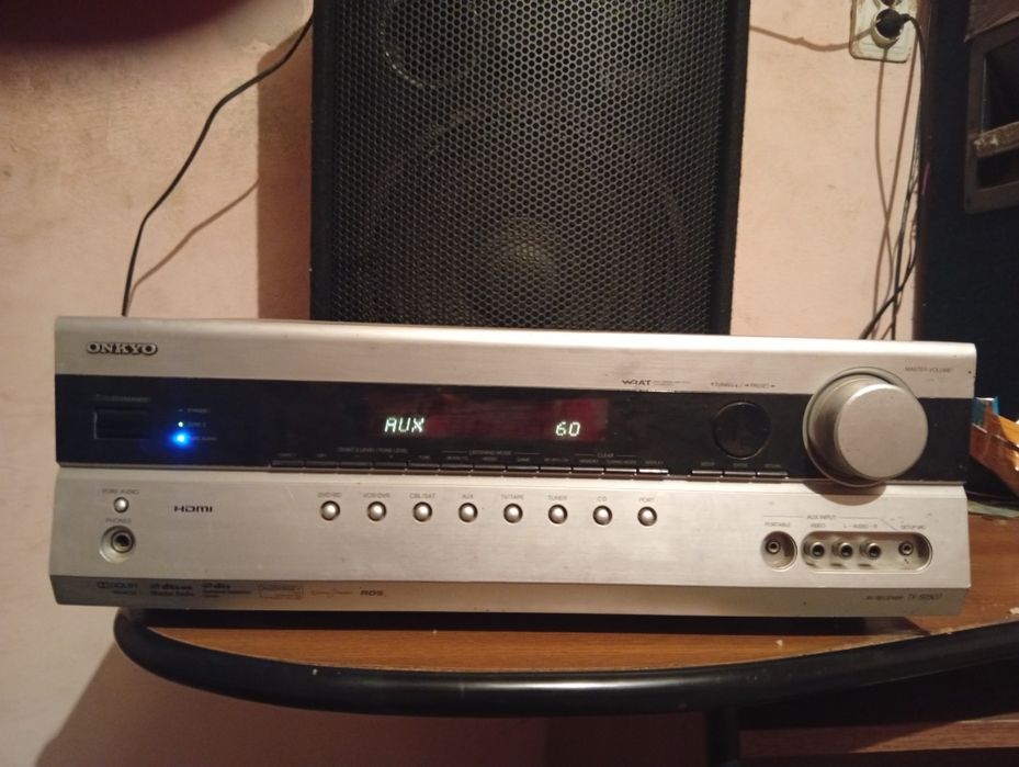 Vând stați și boxa