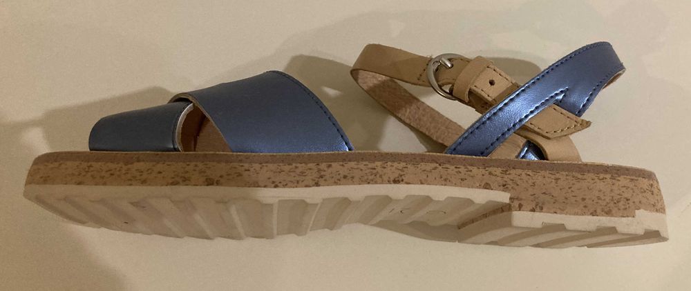 Продавам нови сандали CAMPER за момиче ,№35.