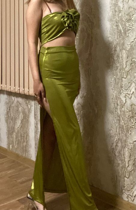 Продавам зелен комплект пола с топ