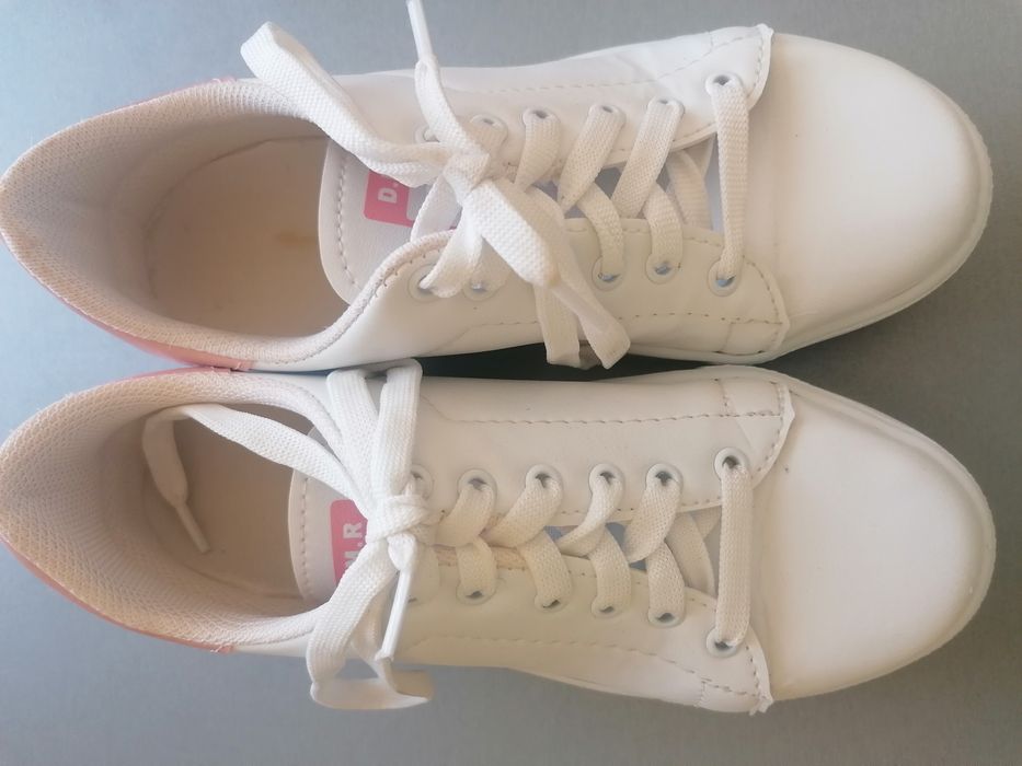 Кецове и сникърси момиче