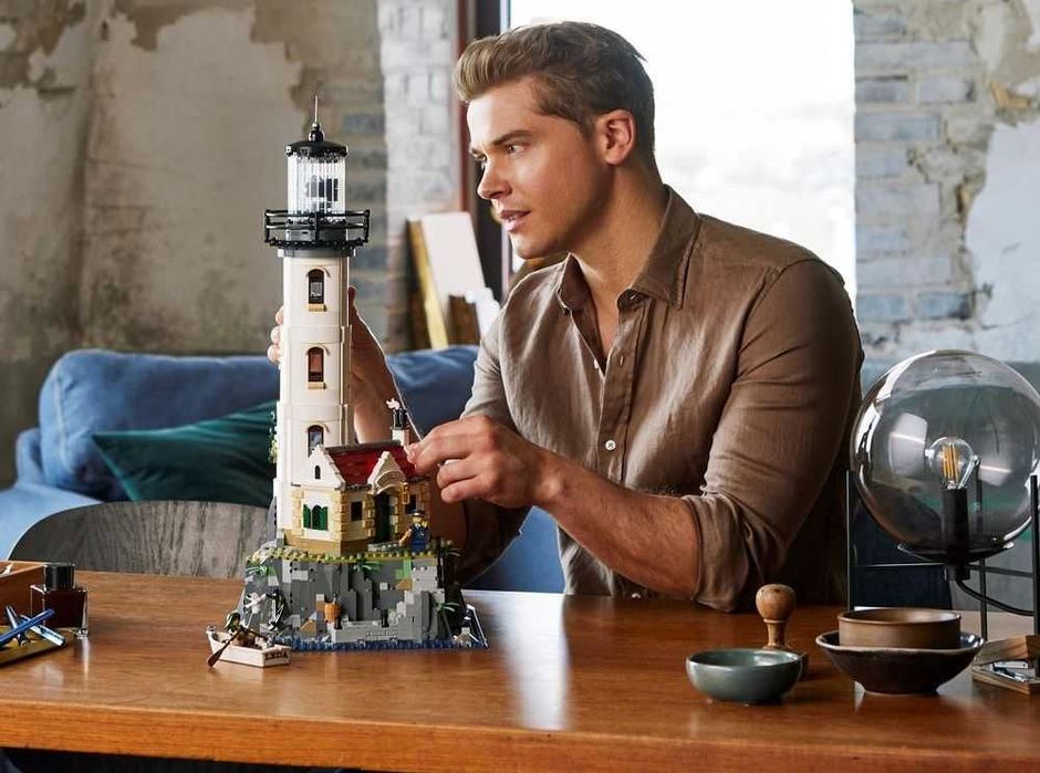 НОВО LEGO Ideas - Моторизиран фар 21335