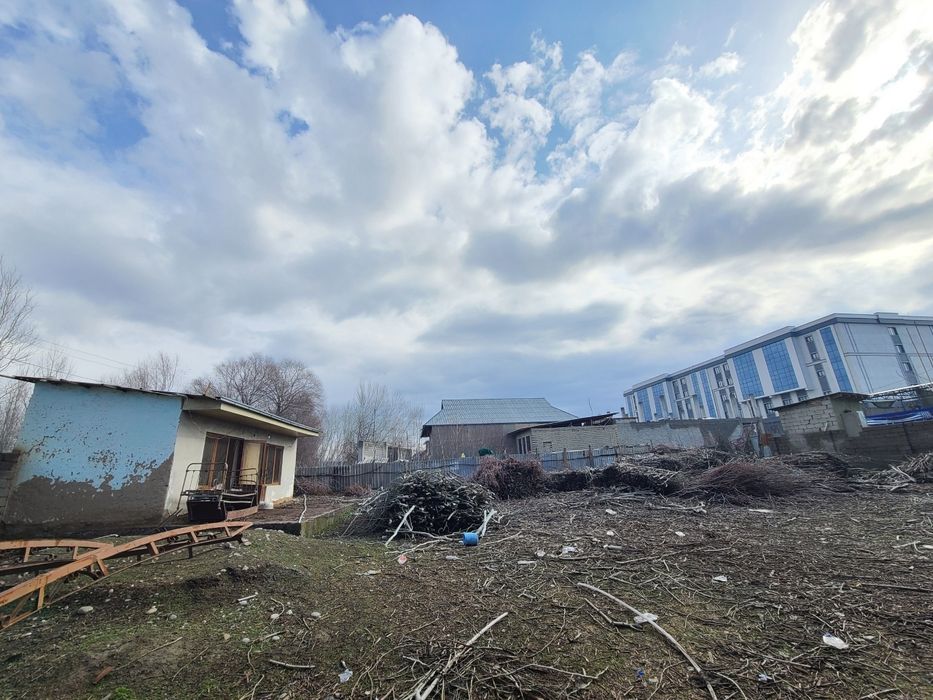 Yer uchastka hayvonot bog'i to'g'risigi ko'cha 4.2 sotiq sotiladi..