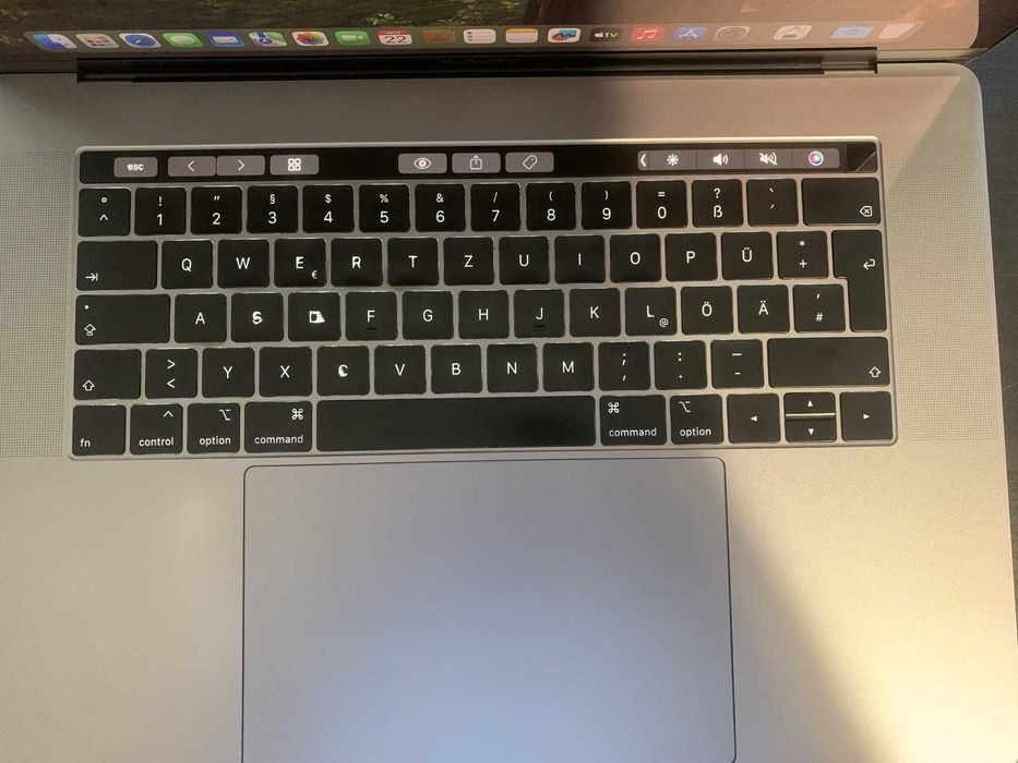 MacBook Pro 15 инча с нова батерия (само 1 цикъл на зареждане)