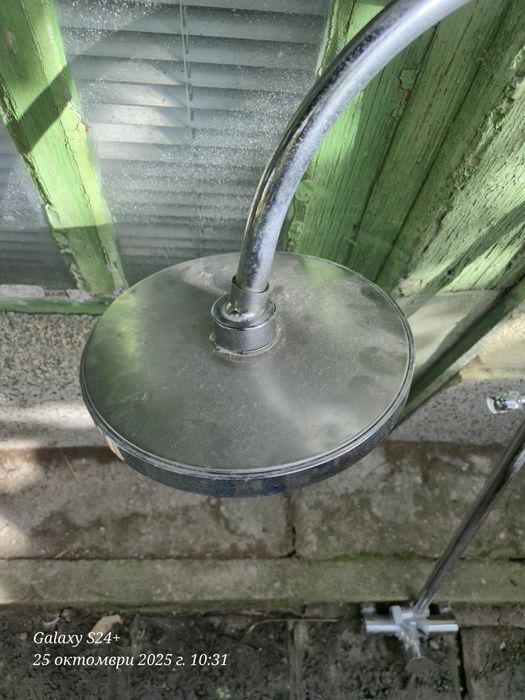 Тоалетни чинии.  Душ, казанче и мивка.