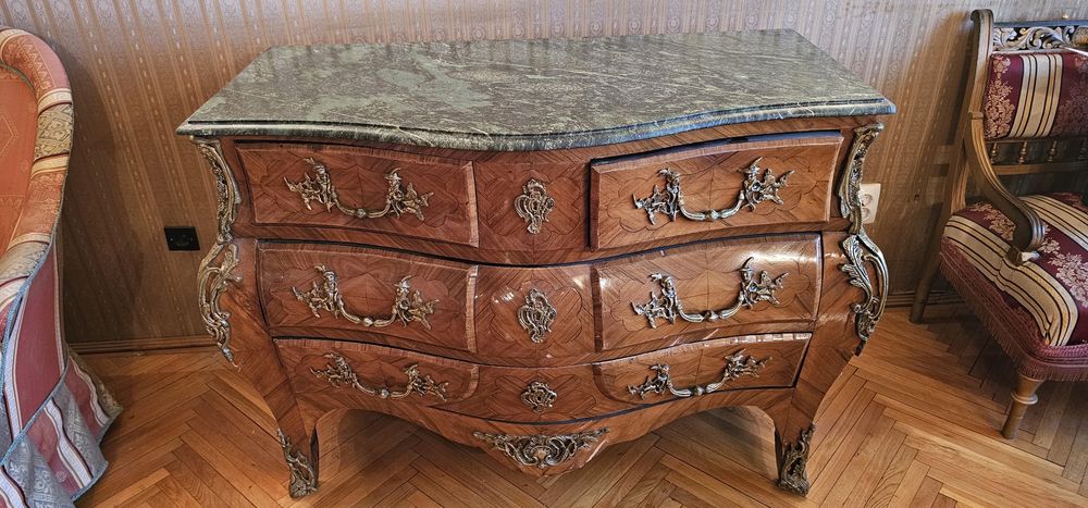 Comodă în stil Louis XV cu blat de marmură verde.