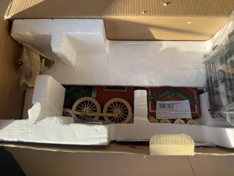 Музикално коледно влакче с релси под елхата