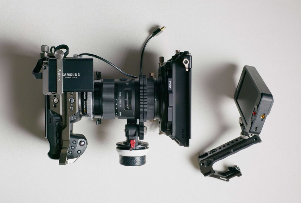 Rig complet Blackmagic Pocket 4K + Sigma 18-35 f1.8 Art + Metabones 0.71x + Tilta Mirage + Monitor Osee T5 + Filtre Vaxis IRND 95mm + Altele