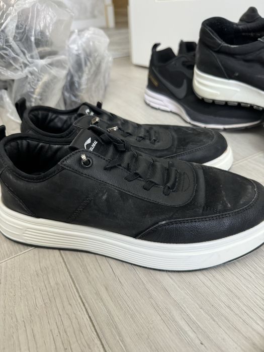 Аяқ киімдер сатылады