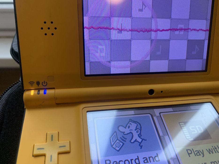 Nintendo DSi XL с много игри.