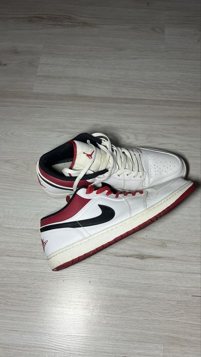 Jordan 1 low white university red нови