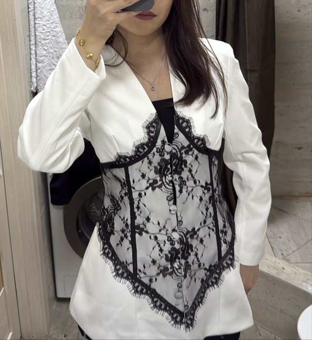 Белый пиджак с кружевами