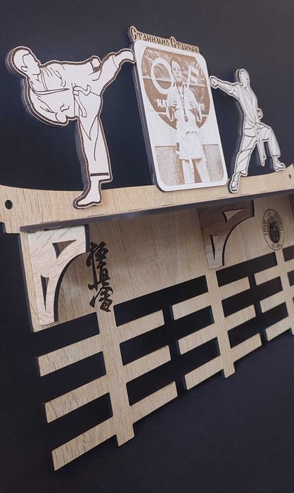 Персонализирана поставка за медали и с рафче за купи.