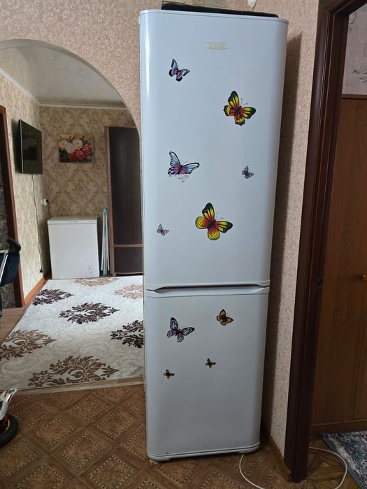 Холодильник в хорошем состоянии, работает исправно