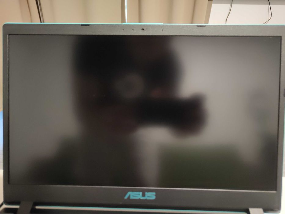 ASUS X560UD, i7 8550U, nVidia 1050 4GB, 8GB RAM, SSD 120GB, Baterie buna
