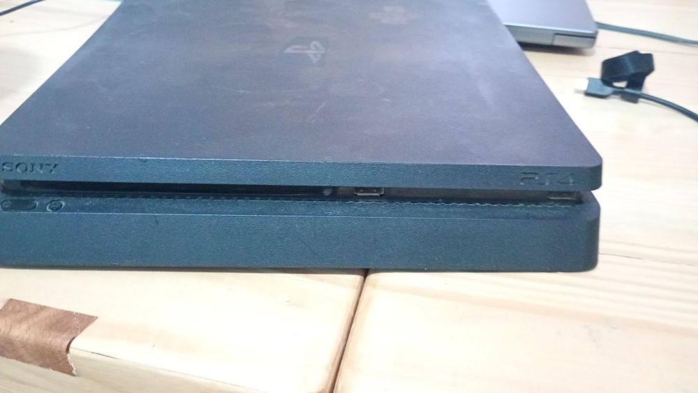 PS 4 slim  in stare buna