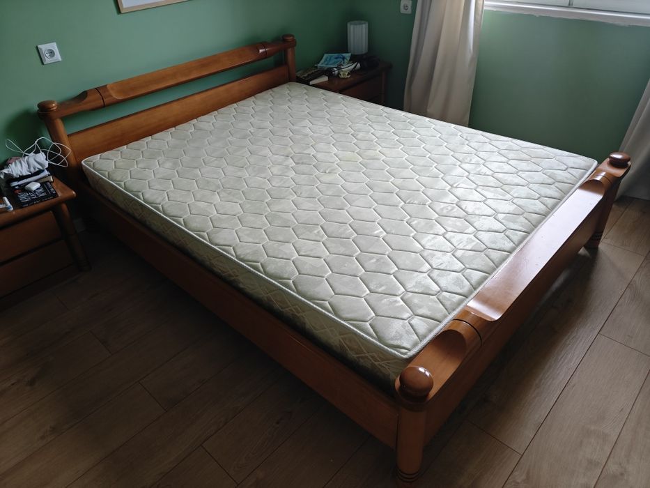 Спално легло с нощни шкафчета