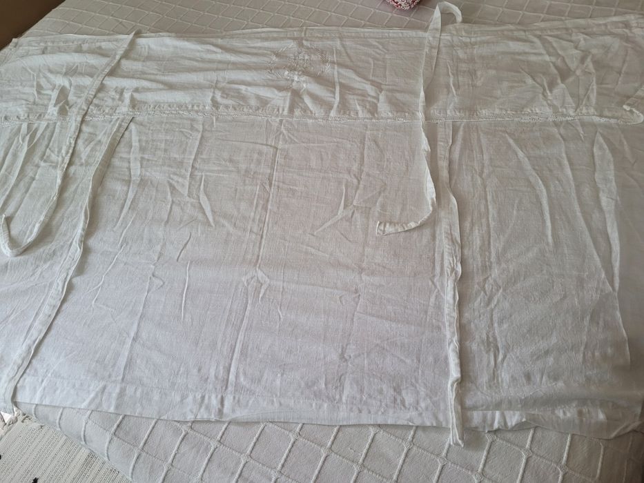 Два броя памучни бродирани пердета, с драперия и дантела