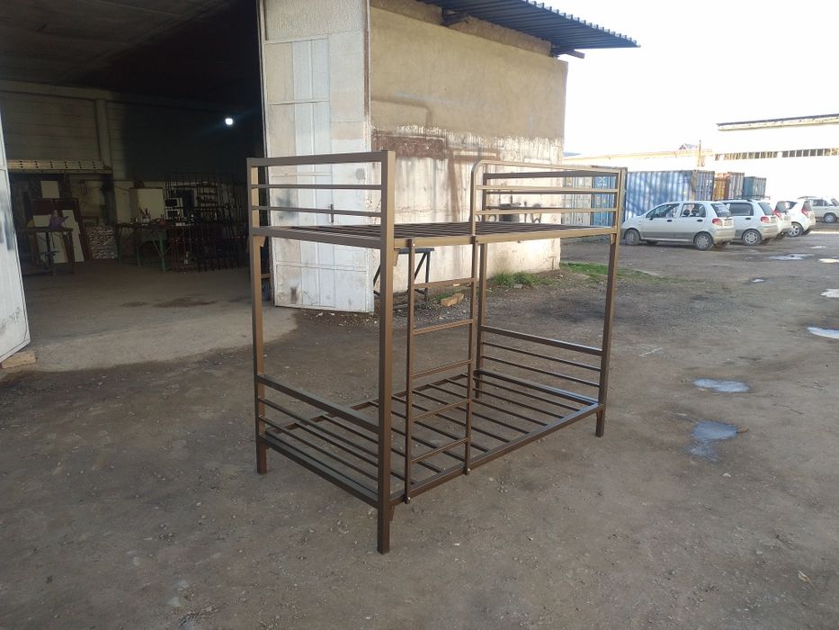 Двухэтажный металлические кровать.