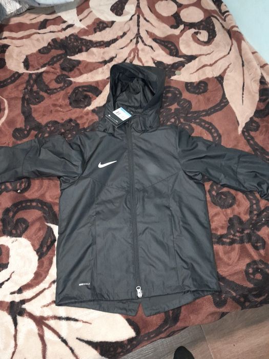 Vând geaca Nike Shield