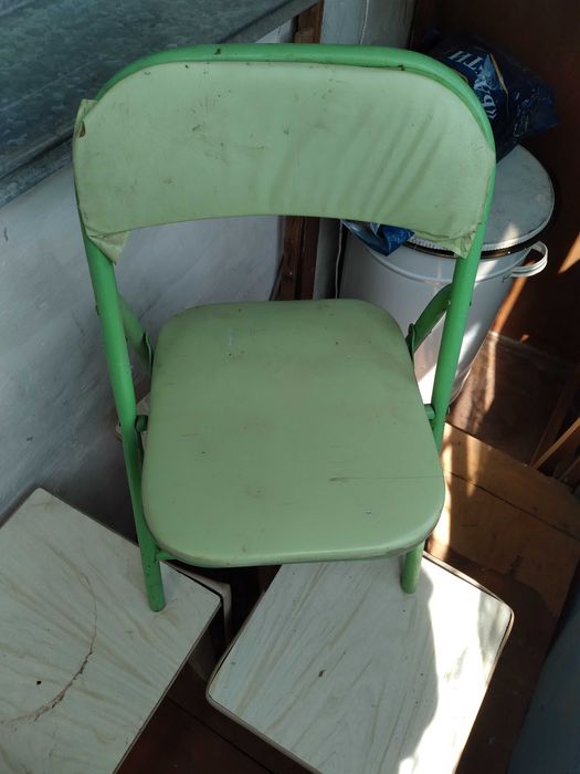 Столик для торговли и стульчик