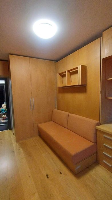 Падащо легло, гардероб, бюро и диван – перфектно за малки стаи